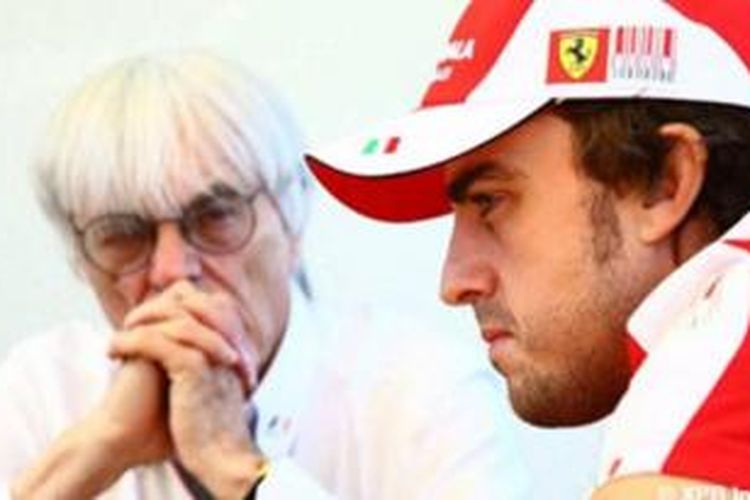 Bos Formula 1, Bernie Ecclestone (kiri) dan pebalap Ferrari, Fernando Alonso.