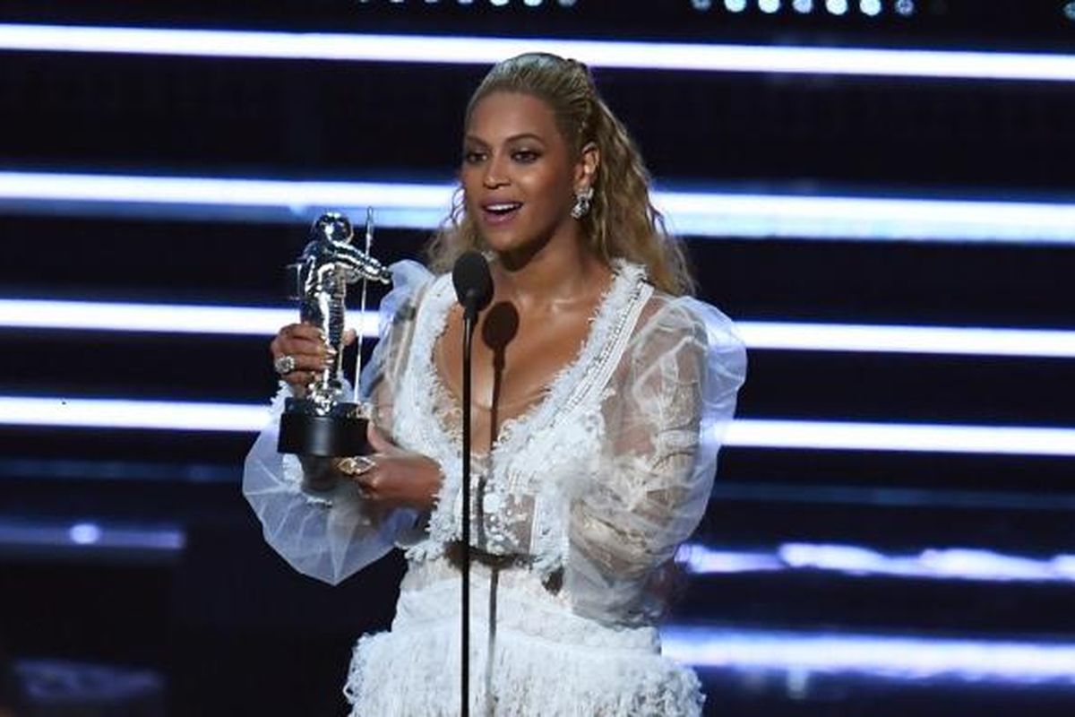 Beyonce menerima penghargaan pada MTV Video Music Award di the Madison Square Garden, New York, Minggu (28/8/2016).