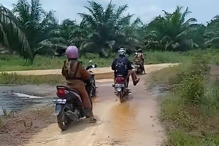 Kondisi jalan menuju sekolah di daerah terpencil Pekanbaru yang becek akibat hujan.