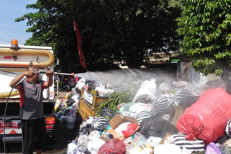 Ilustrasi petugas DLH Kota Yogyakarta menyemprot disinfektan di tumpukan sampah di salah satu tempat pembuangan sampah sementara 