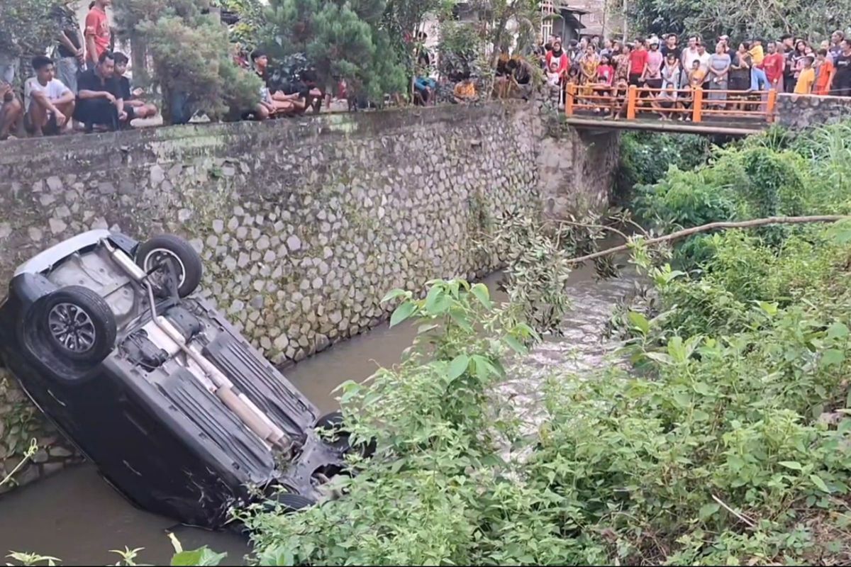 Mobil anggota DPRD yang mengalami kecelakaan dan tercebur ke dalam sungai sedalam empat meter di Kabupaten Tulungagung Jawa Timur, Rabu (04/06/2025).