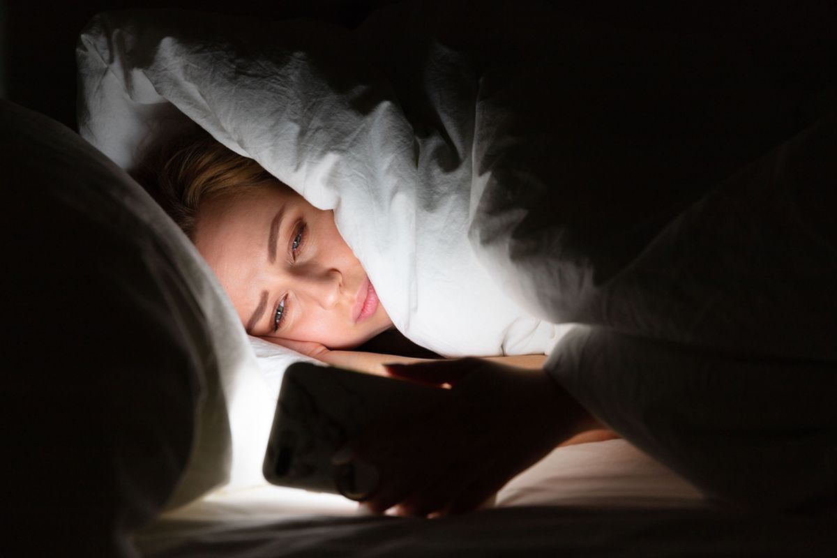 Ilustrasi insomnia, gangguan tidur, sulit tidur. Teknologi telepon layar sentuh, bisa mengganggu jam tubuh, ritme sirkadian yang mengatur siklus tidur manusia.