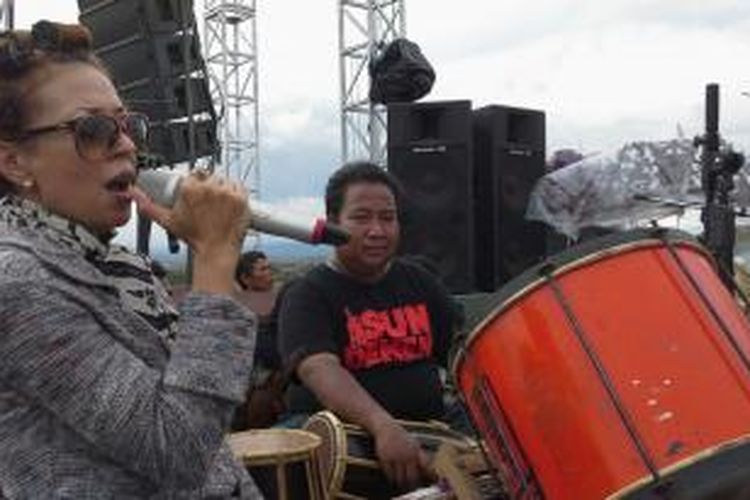 Syaharani sedang menjalani sound check menjelang Banyuwangi Beach Jazz Festival 2013 di Pantai Boom, 16 November 2013.