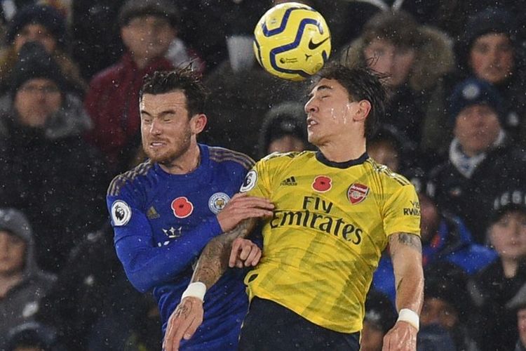 Ben Chilwell dan Hector Bellerin berduel memperebutkan bola pada pertandingan Leicester City vs Arsenal dalam lanjutan Liga Inggris di Stadion King Power, 9 November 2019. 