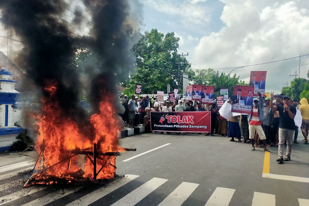 Massa melakukan demonstrasi di depan kantor Kecamatan Jrengik, Kabupaten Sampang, Jawa Timur, Kamis (15/5/2025). Massa menuntut pelaksanaan Pilkades segera digelar. 