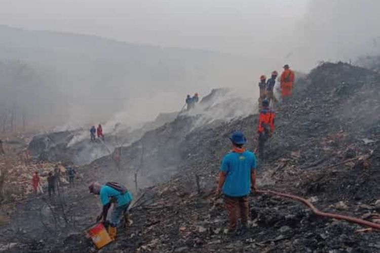 Kebakaran yang melanda tempat pembuangan akhir (TPA) Cikolotok, Kecamatan Pasawahan, Purwakarta, Jawa Barat, hingga Jumat (13/10/2023) malam masih menyala. Namun api telah mengecil ketimbang sebelumnya.