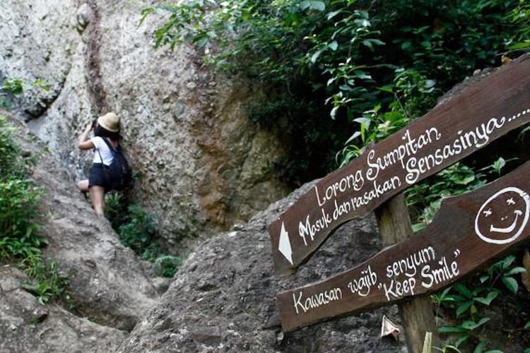 Salah satu tanjakan sempit yang harus dilewati pungunjung di kawasan wisata Gunung Api Purba Nglanggeran, Gunungkidul, DI Yogyakarta.