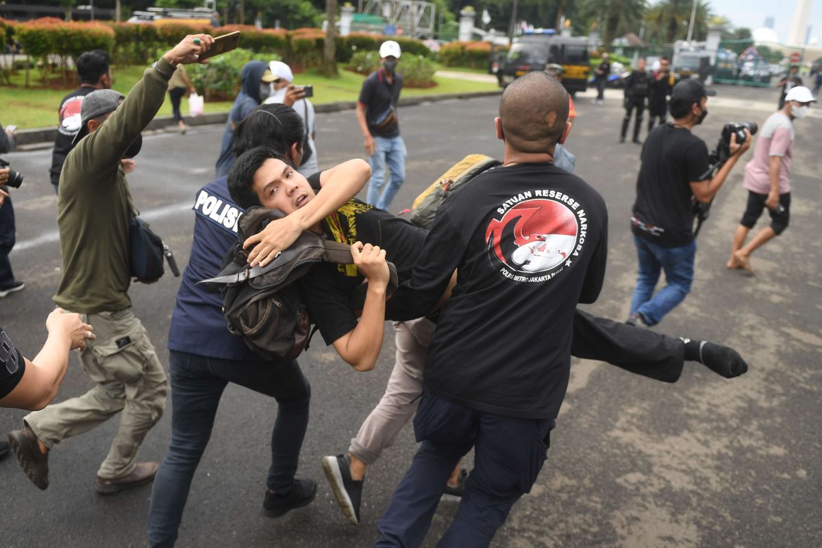Petugas mengamankan seorang pria yang diduga provokator di sela aksi unjuk rasa 21 April di kawasan Patung Kuda, Jakarta, Kamis (21/4/2022). Aksi tersebut diikuti oleh ratusan mahasiswa dari berbagai perguruan tinggi.