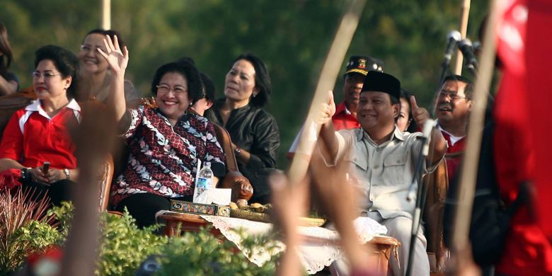 Calon presiden Megawati Soekarnoputri dan calon wakil presiden Prabowo Subianto menyapa warga saat memperingati hari lahir ke-108 Soekarno di Monumen Kebulatan Tekad Rengasdengklok, Karawang, Jawa Barat, Sabtu (6/6/2009). Acara tersebut dihadiri oleh ribuan simpatisan kedua tokoh tersebut.
