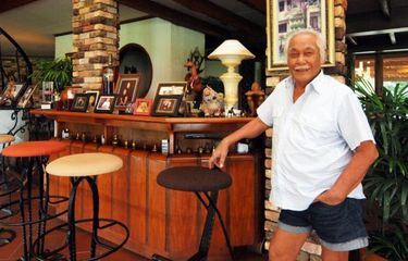 Bob Sadino di ruang tengah dengan tiang berhiaskan cultured stone dari California.