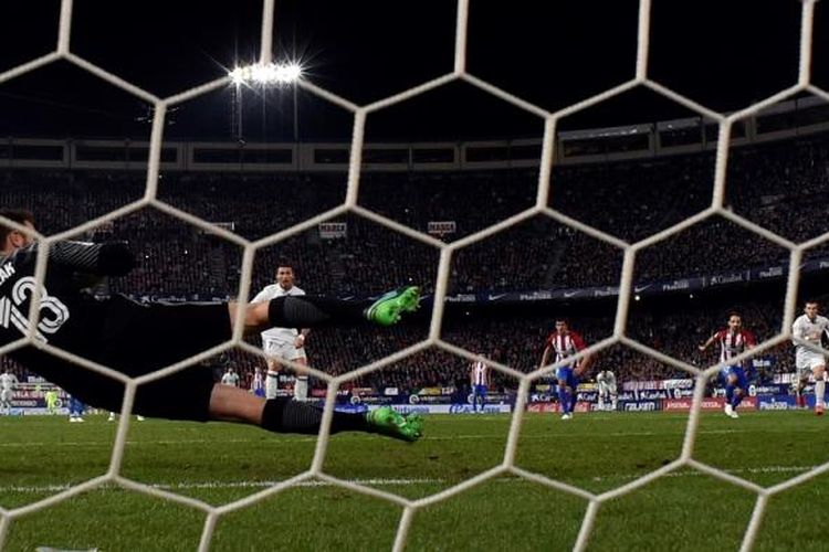 Cristiano Ronaldo mencetak gol penalti saat Real Madrid melawan Atletico Madrid pada partai La Liga di Stadion Vicente Calderon, 19 November 2016.