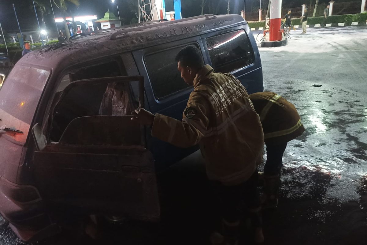 Sebuah kendaraan mini bus Suzuki Futura dengan plat nomor D 1240 IM terbakar saat mengisi bahan bakar di SPBU Cikamuning, Jalan Raya Purwakarta, Kecamatan Padalarang, Kabupaten Bandung Barat (KBB), Jawa Barat pada Jumat (19/1/2024).