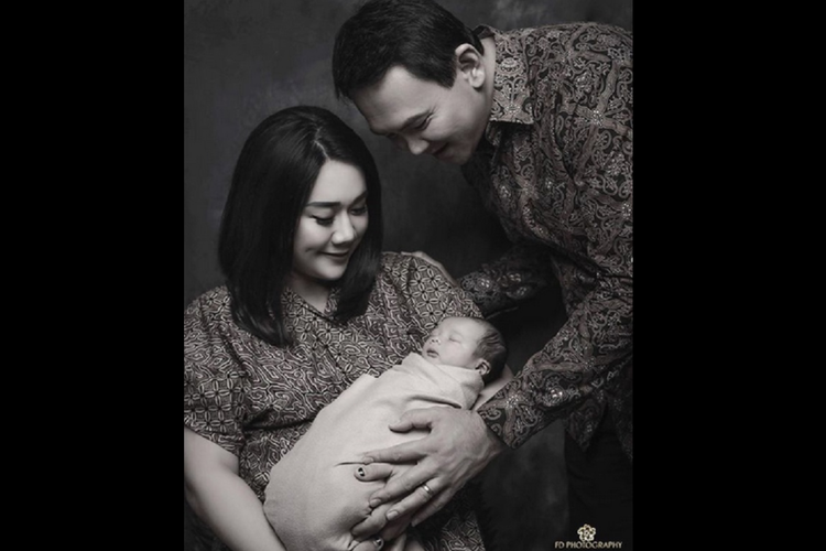 Komisaris Utama Gubernur DKI Jakarta Basuki Tjahaja Purnama foto bersama istrinya, Puput Nastiti Dewi dan bayi mereka, Yosafat Abimanyu Purnama.