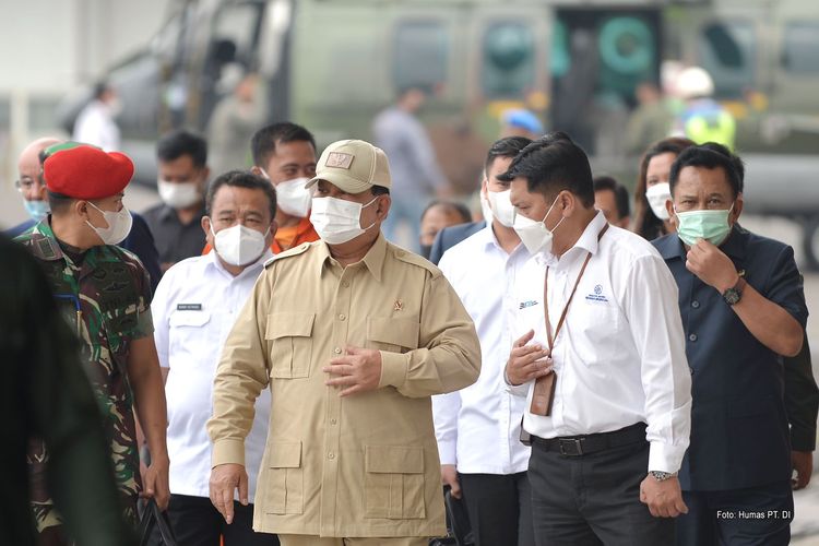 Menhan Prabowo Subianto mengunjungi PT Dirgantara Indonesia (Persero), Bandung, Jawa Barat, Rabu (2/2/2022).