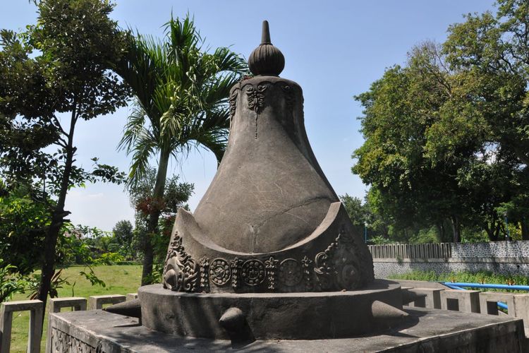 Salah satu struktur batu berbentuk mahkota di kompleks Petilasan Sri Aji Jayabaya. Setiap bentuk arsitektur di situs ini memiliki makna filosofis yang menggambarkan perjalanan spiritual menuju kesempurnaan.