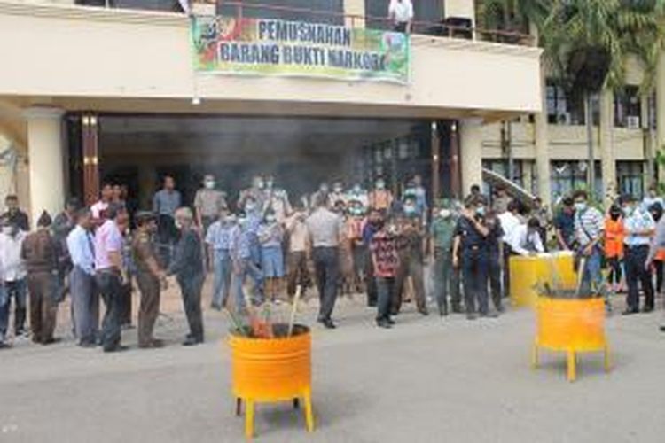 Para pelajar berbaur dengan Polisi, TNI, Kejaksaan, Pengadilan, Bea Cukai dan Badan Narkotika Nasional menyaksikan langsung pemusnahan barang bukti narkoba di markas Polda NTT, Rabu (7/1/2015)  