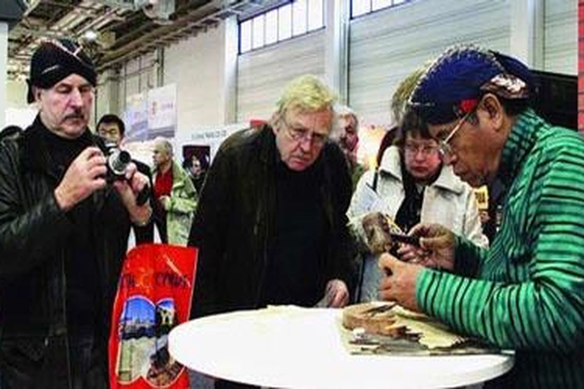 Demonstrasi pembuatan wayang kulit di arena ITB Berlin 2010,10-14 Maret.