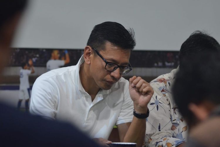 Direktur PT Persib Bandung Teddy Tjahyono saat ditemui di Graha Persib, Jalan Sulanjana, Jumat (26/10/2018) malam. 