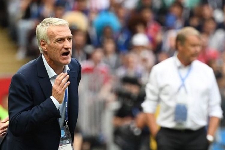 Pelatih timnas Perancis, Didier Deschamps, memberi instruksi kepada para pemainnya pada laga versus Denmark di Luzhniki, 26 Juni 2018. 