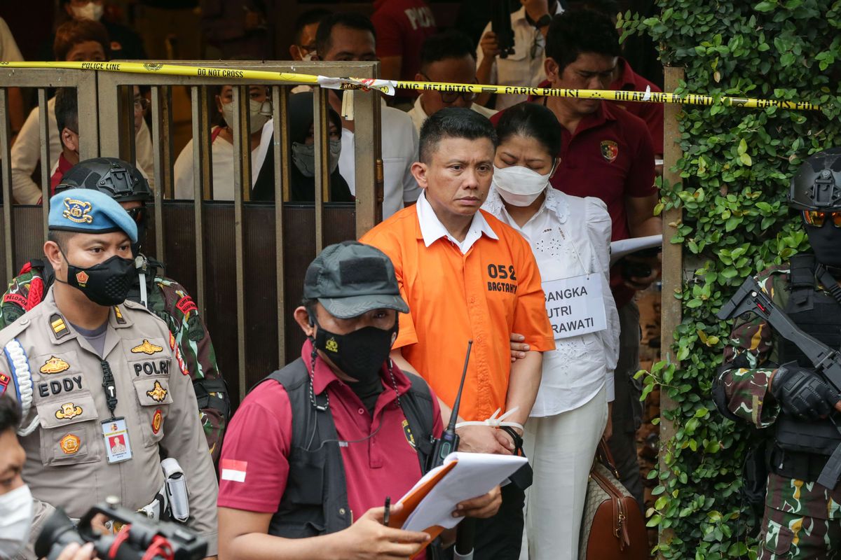 Tersangka Ferdy Sambo dan Putri Candrawathi  saat menjalani rekonstruksi kasus pembunuhan Brigadir J di rumah dinas Ferdy Sambo, Duren Tiga, Jakarta Selatan, Selasa (30/8/2022). Tim Khusus (Timsus) Polri menggelar rekonstruksi kasus pembunuhan berencana Brigadir J atau Nofriansyah Yosua Hutabarat.