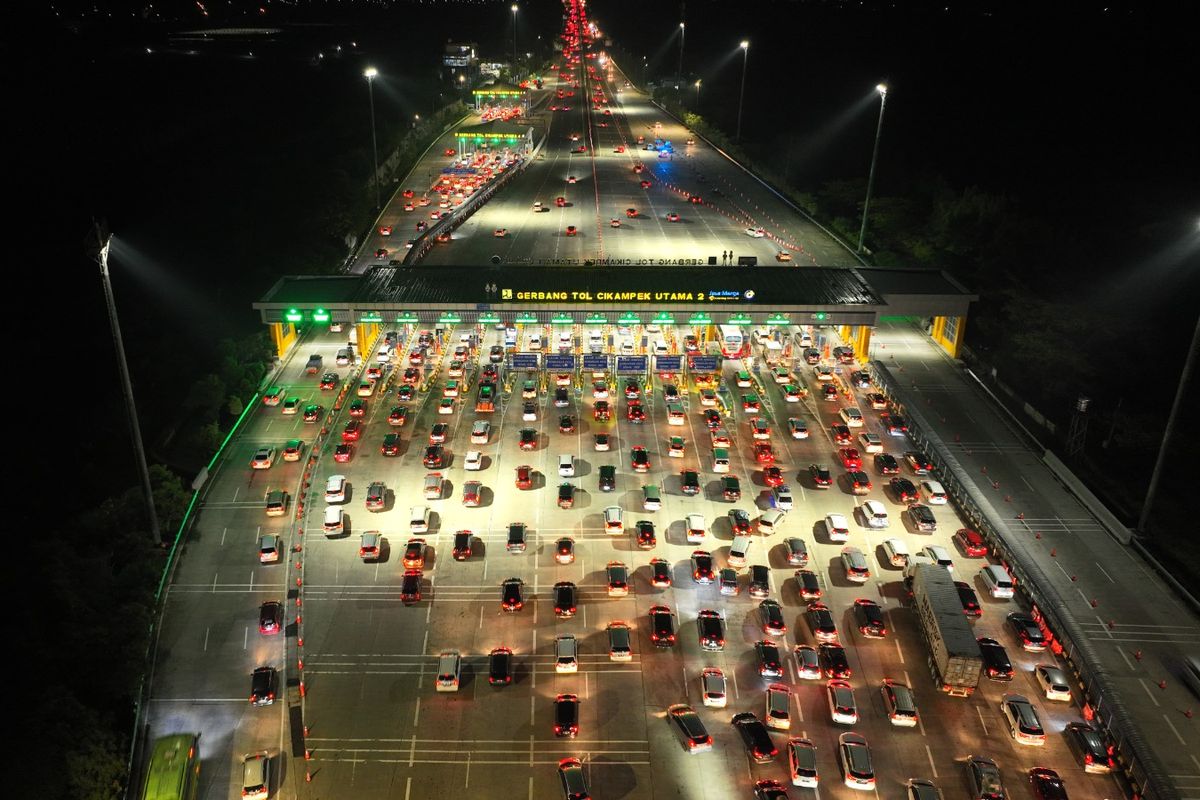 Antrian kendaraan dari arah Tol Trans Jawa yang ingin masuk ke Gerbang Tol Cikampek Utama, Rabu (26/4/2023) malam. 