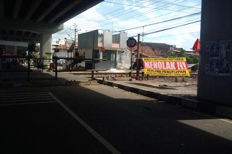 Penutupan Jalan dibawah Jembatan Layang Janti Yogyakarta, warga memasang spanduk penolakan