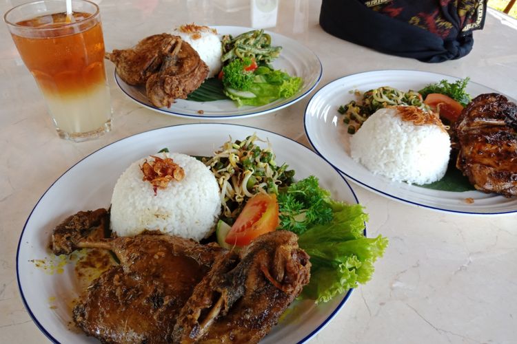 Hidangan bebek bakar, bebek goreng, dan bebek betutu di resto Bebek Tepi Sawah di Ciloto, Puncak, Cianjur, Jawa Barat resmi dibuka, Minggu (15/4/2018).