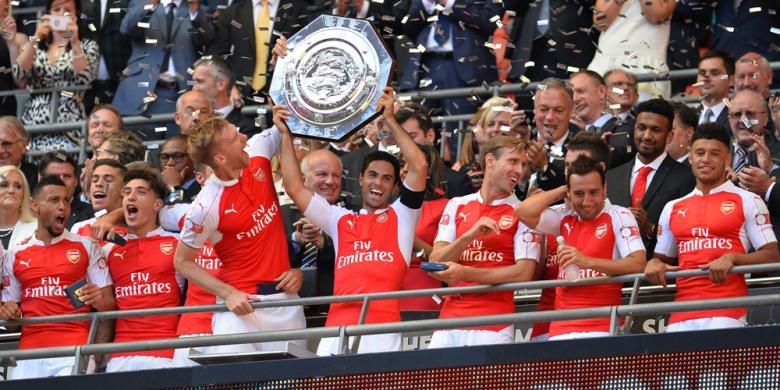 Para pemain Arsenal saat mengangkat trofi Community Shield 2015 seusai menaklukkan Chelsea 1-0 di Stadion Wembley, Minggu (2/8/2015). 