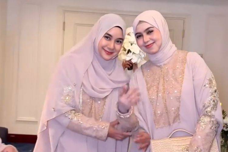 Bridesmaid Dara Arafah tampil serasi dalam abaya nude di Madinah. Elegan, lembut, dan selaras dengan suasana sakral pernikahan di Masjid Nabawi.