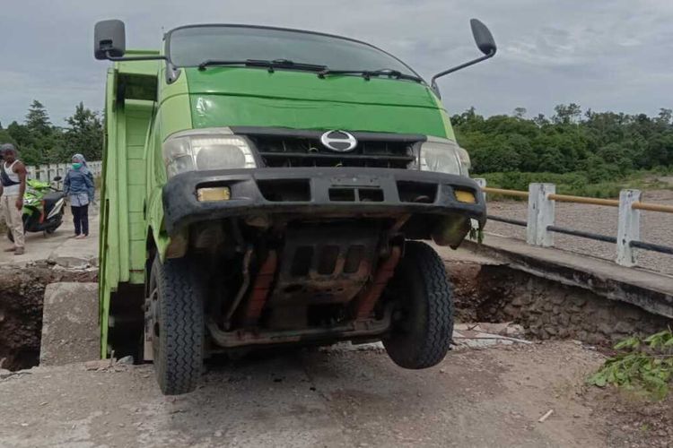 Jembatan Wai Salas di Kecamatan, Bula Kabupaten Seram bagian Timur, Maluku ambruk Kamis (29/7/2021). Akibat kejadian itu kendaraan tidak bisa melewati jembatan tersebut