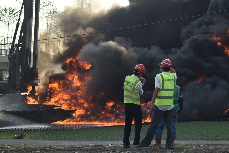 Tampak api masih berkobar dalam kebakaran pipa pertamina di jalur KCIC di Cimahi, Selasa (22/10/2019).