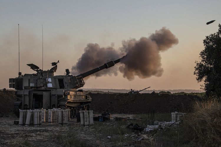 Satu unit artileri Israel menembak ke arah sasaran di Jalur Gaza, di perbatasan Gaza-Israel, Selasa (18/5/2021).