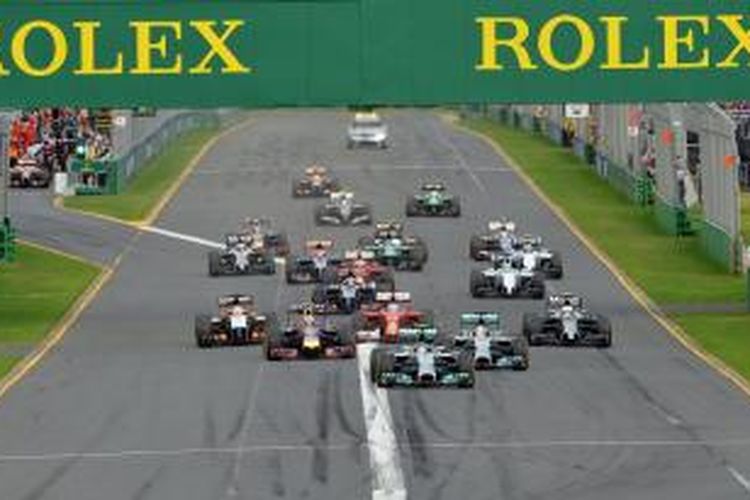 Pebalap Mercedes Nico Rosberg (depan) memimpin rombongan mobil Formula 1 pada GP Australia yang berlangsung di Sirkuit Albert Park, Melbourne, Minggu (16/3/2014).