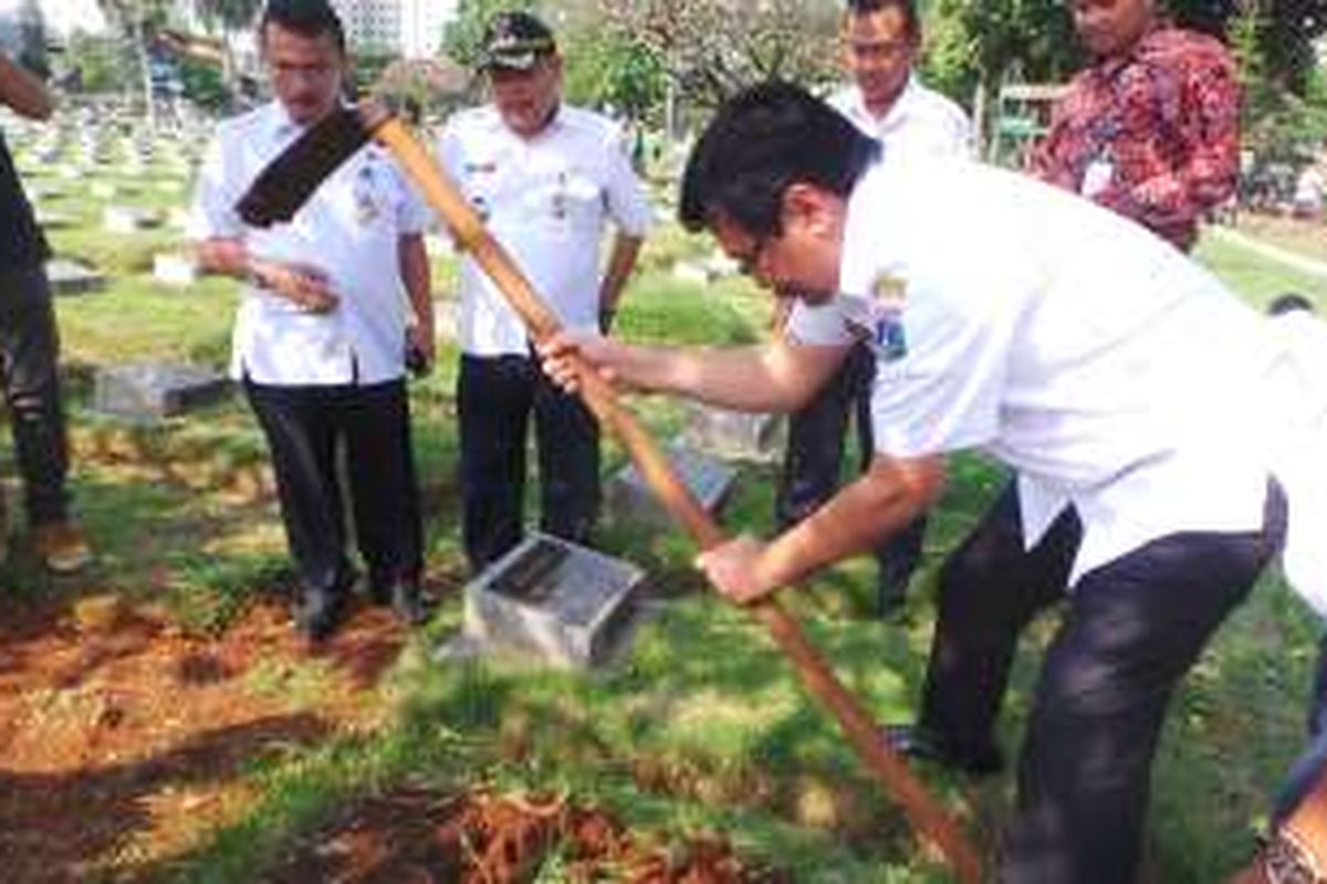 Wakil Gubernur DKI Jakarta Djarot Saiful Hidayat saat membongkar makam fiktif di TPU Karet Pasar Baru Barat, Rabu (3/8/2016).