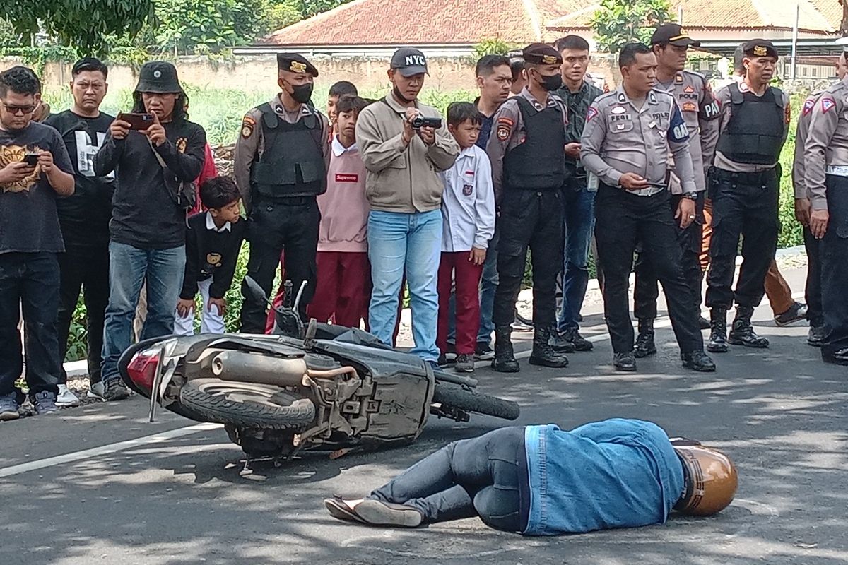 Proses rekonstruksi ulang kasus laka lantas yang menyebakan seorang pengendara sepeda motor meninggal di Cianjur, Jawa Barat, Selasa (21/2/2023).