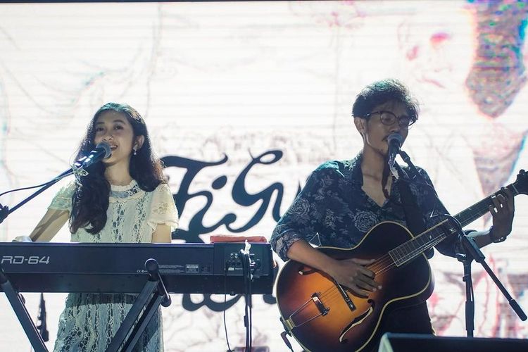 Figura Renata, duo pop folk muda asal Kota Semarang sedang tampil di panggung. (Dok. Figura Renata)