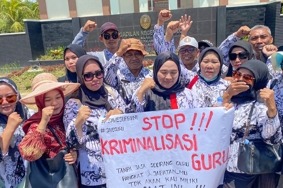 Sejumlah guru yang tergabung dalam Persatuan Guru Republik Indonesia (PGRI) membentangkan poster dukungan kepada guru honorer SDN 4 Baito, Supriyani yang menjalani sidang perdana di Pengadilan Negeri Andoolo, Konawe Selatan, Sulawesi Tenggara, Kamis (24/10/2024). Dukungan tersebut diberikan kepada Supriyani yang menjalani sidang perkara yang menimpanya terkait dengan tuduhan penganiayaan kepada salah seorang siswanya di SDN 4 Baito, Konawe Selatan. 