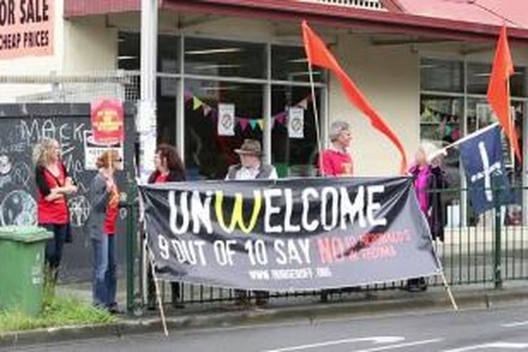 Warga Tecoma, Victoria, Australia menolak rencana kehadiran restoran cepat saji McDonald's.