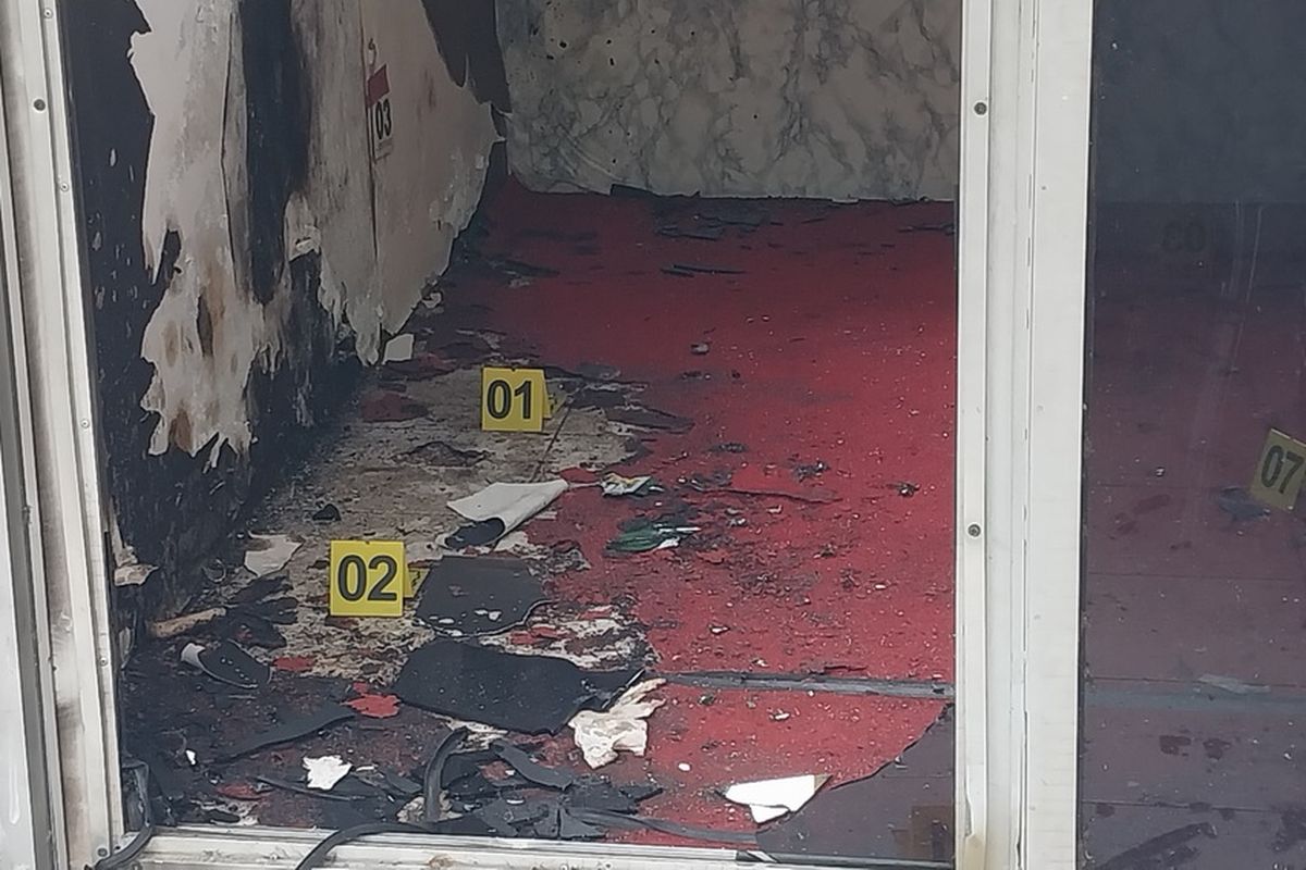 Petugas Kepolisian dari Polda Jawa Barat dan Polres Tasikmalaya Kota sedang memeriksa lokasi kejadian Pos Polisi Letter U Gentong, Tasikmalaya, Jawa Barat, mengalami kerusakan akibat diteror bom molotov oleh orang tak dikenal pada Selasa (17/12/2024).