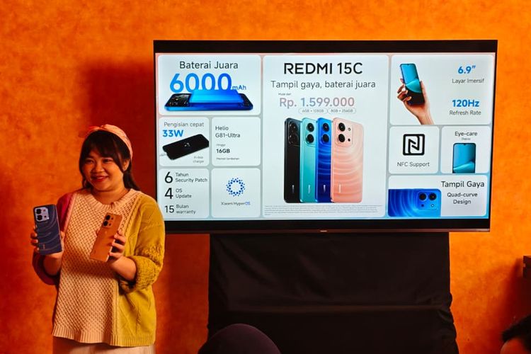 Falencia Naoenz, PR Manager Xiaomi Indonesia saat mempresentasikan ponsel Redmi 15C dalam acara media hands-on yang digelar di Jakarta, Rabu (20/8/2025)