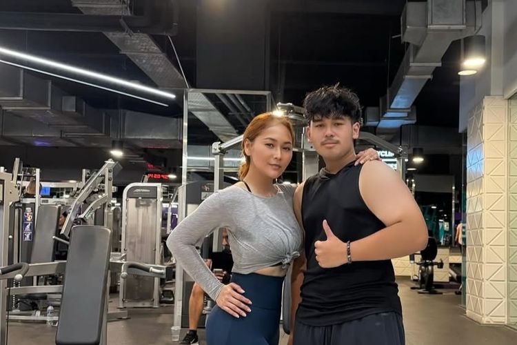 Inul Daratista berfoto bersama anak semata wayangnya, Yusuf Ivander Damares. 