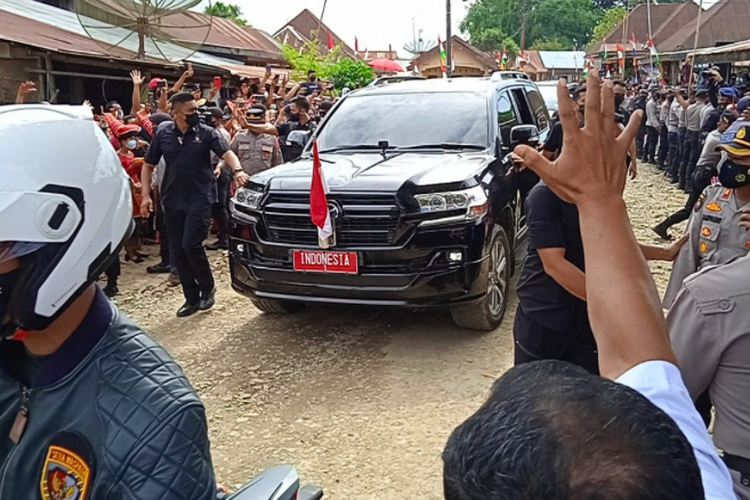 Antusias warga Kampung Hardtop Liangmelasdatas di Kabupaten Karo, Sumatera Utara, menyambut kedatangan Presiden Joko Widodo ke kampungnya, Jumat (4/2/2022).