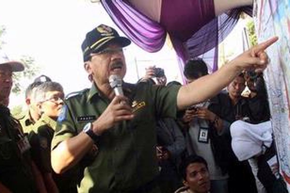 Gubernur DKI Jakarta Fauzi Bowo melakukan kunjungan ke Cengkareng Drain, Jakarta Barat, Senin (2/7/2012). Cengkareng Drain merupakan salah satu paket dari realisasi proyek pengendalian banjir atau JEDI (Jakarta Emergency Dredging Initiative).