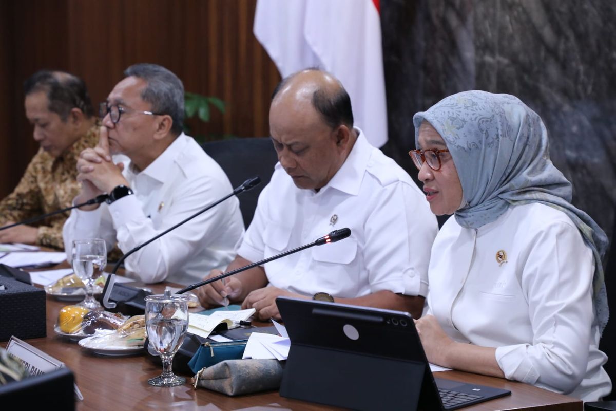 Menteri Pendayagunaan Aparatur Negara dan Reformasi Birokrasi (PANRB) Rini Widyantini&nbsp;dalam Rapat Koordinasi Terbatas Tingkat Menteri terkait tata kelola Program MBG di Jakarta, Rabu (3/12/2025).