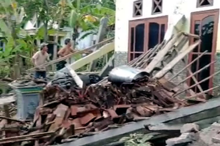 Teras rumah warga di Desa Tanggunggunung, Kecamatan Tanggunggunung, Kabupaten Tulungagung, Jawa Timur roboh akibat gempa bumi yang berpusat di selatan Kabupaten Malang, Sabtu (10/4/2021)