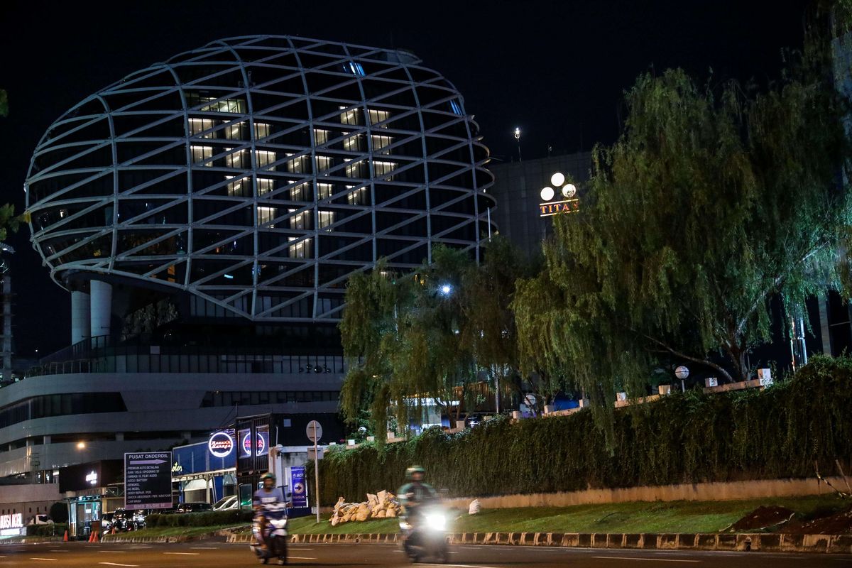 Hotel menyalakan lampu kamar berbentuk hati dalam aksi Love Light Heart di Hotel JHL Solitaire, Gading Serpong, Tangerang, Banten, Selasa (7/4/2020). Aksi tersebut sebagai bentuk menebar semangat cinta di tengah pandemi COVID-19 dan sebagai bentuk dukungan terhadap perjuangan tenaga medis dan orang-orang di garis terdepan dalam penanganan COVID-19.