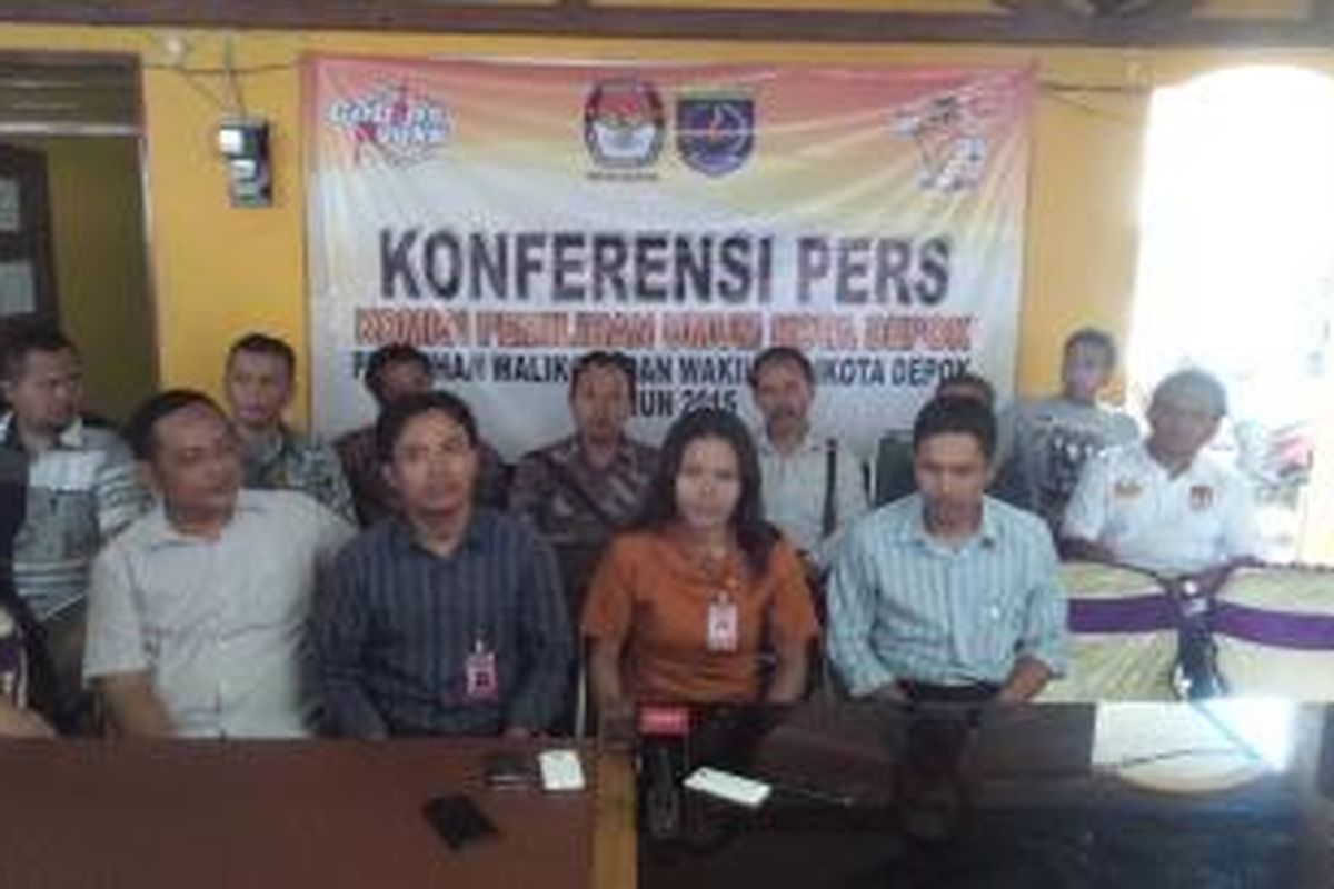 Para komisioner Komisi Pemilihan Umum (KPU) Kota Depok saat menggelar jumpa pers di kantornya, Rabu (9/12/2015)