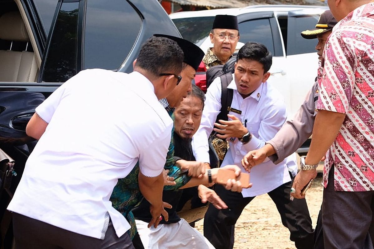 Menko Polhukam Wiranto (kedua kiri) diserang orang tak dikenal dalam kunjungannya di Pandeglang, Banten, Kamis (10/10/2019). ANTARA FOTO/Dok Polres Pandeglang/foc.