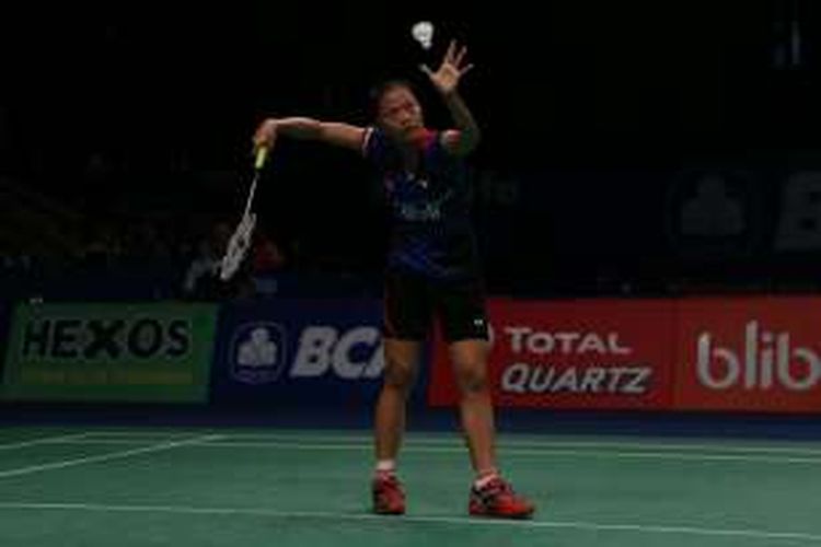 Pemain tunggal putri nasioal, Fitriani, melakukan servis saat menghadapi Gregoria Mariska pada babak pertama BCA Indonesia Open Superseries Premier 2016 di Istora Gelora Bung Karno, Senayan, Jakarta, Selasa (31/5/2016).