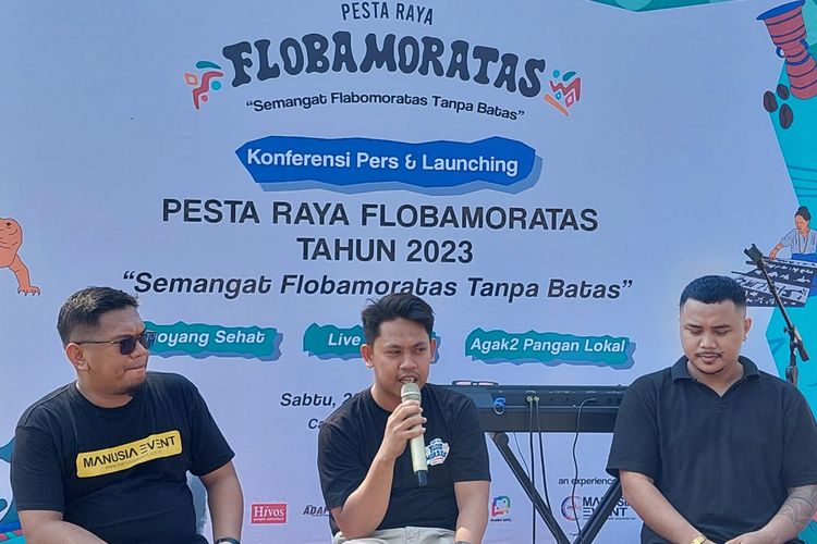 Sejumlah anak muda yang tergabung dalam Voices for Just Climate Action (VCA) menggandeng Event Organizer Manusia Event, menggelar Pesta Raya Flobamoratas 2023. Peluncuran kegiatan itu digelar di area Car Free Day Jalan El Tari Kota Kupang, Nusa Tenggara Timur (NTT), Sabtu (28/10/2023), bertepatan dengan perayaan Hari Sumpah Pemuda.